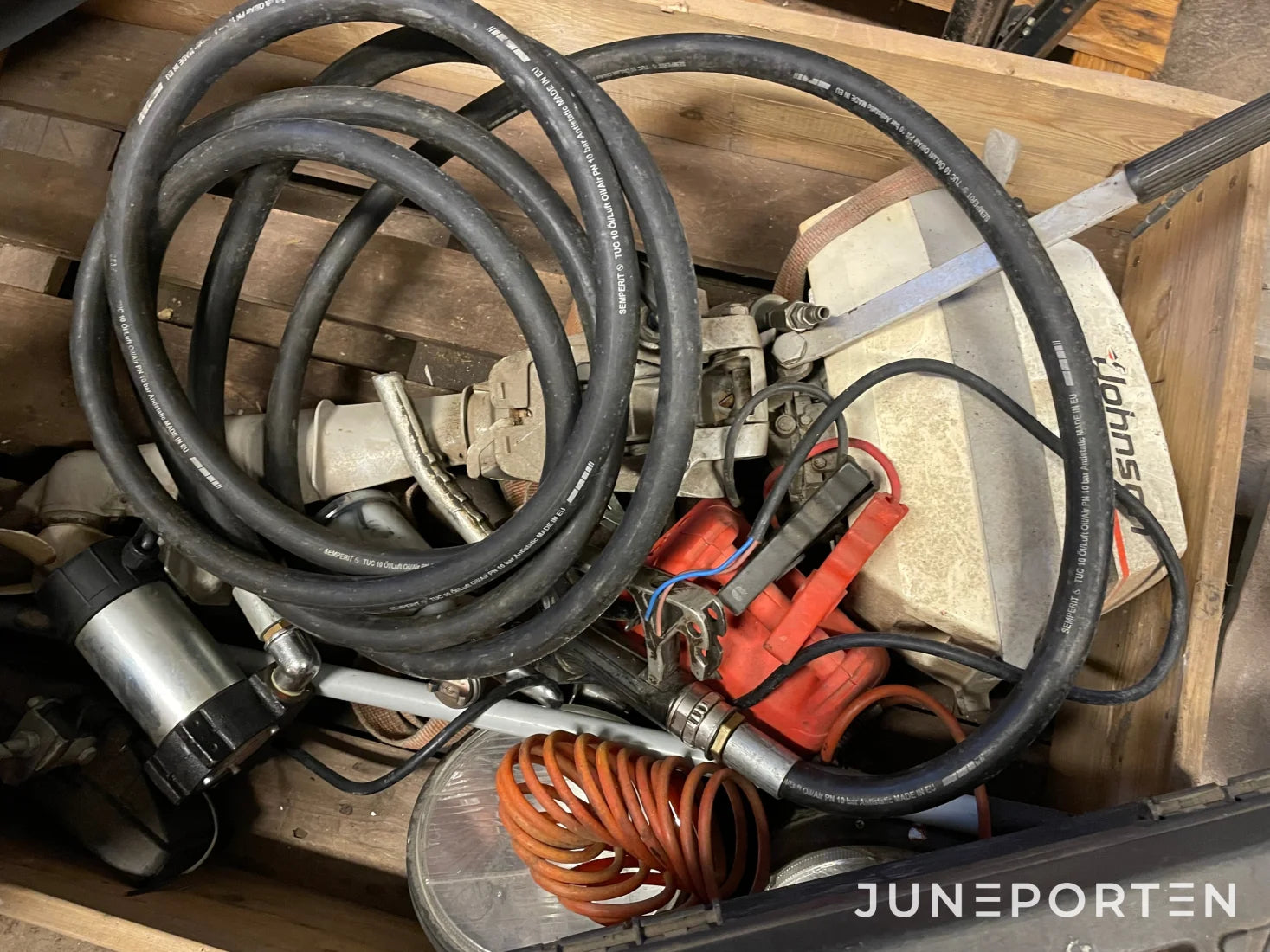 Båtmotor, strålkastare och verktyg