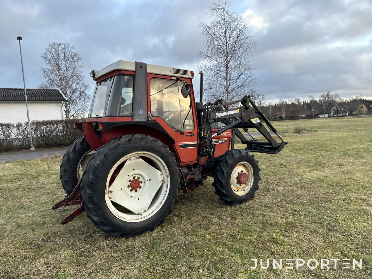 Case IH 585XL 4WD med lastare