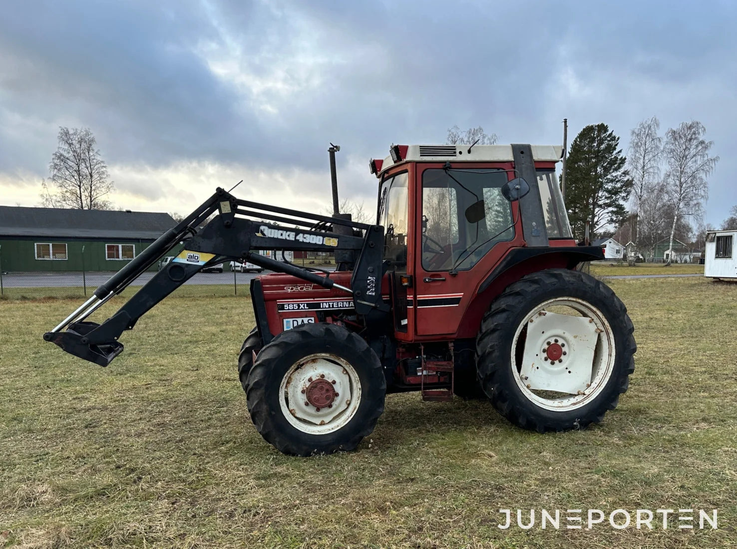 Case IH 585XL 4WD med lastare