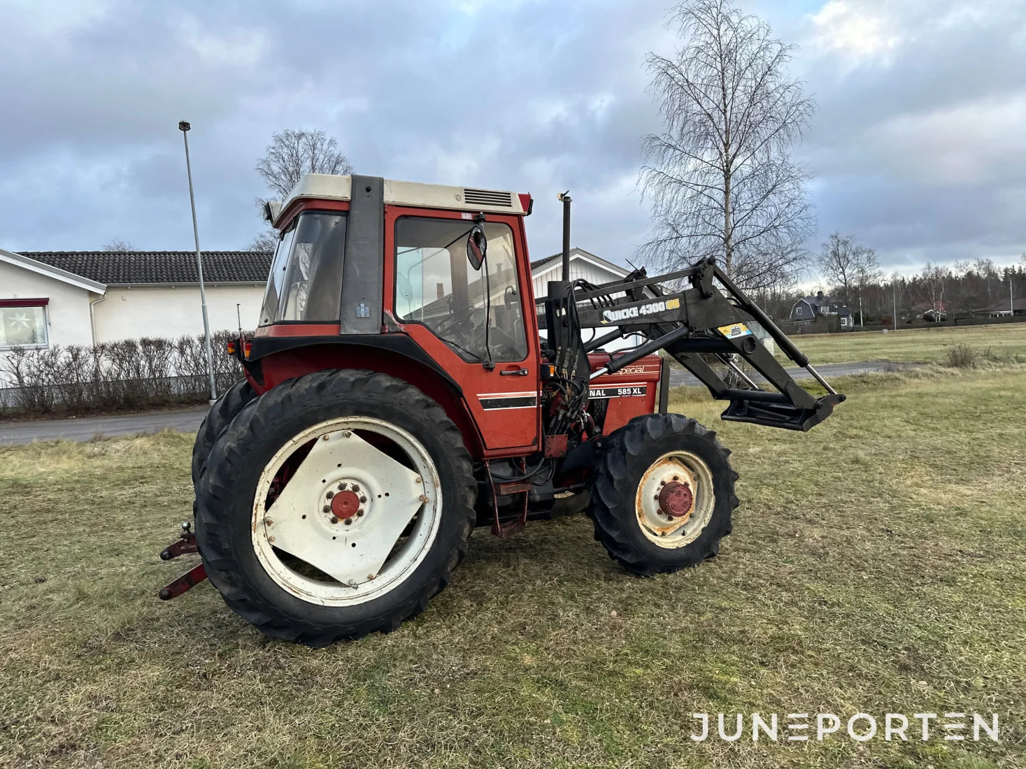 Case IH 585XL 4WD med lastare