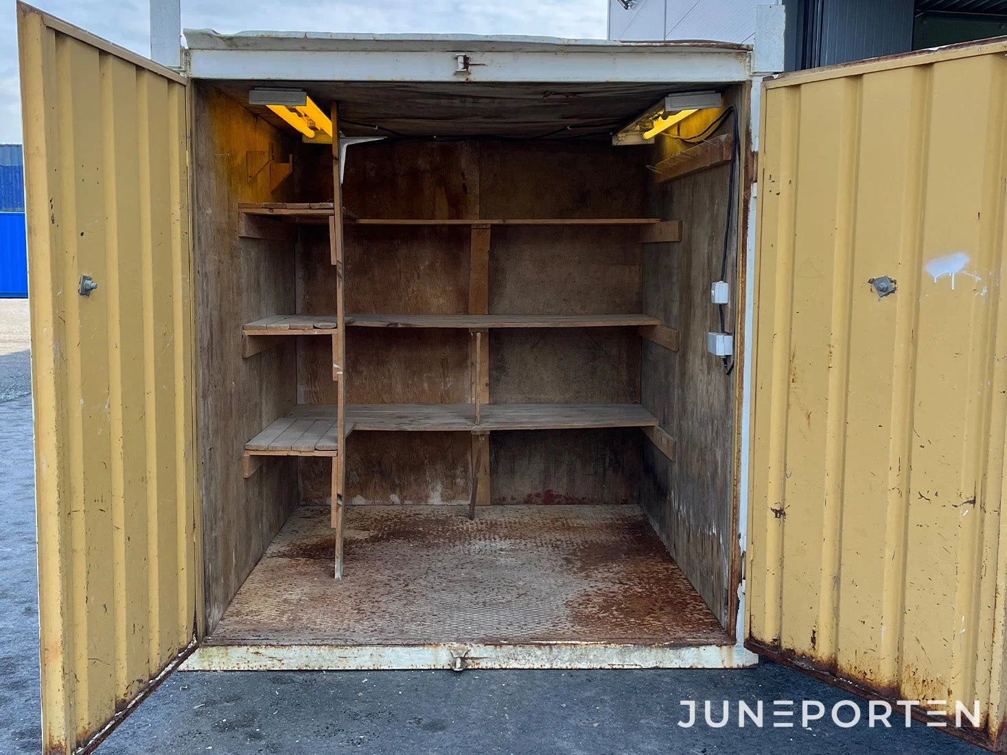 Container 8 fot med isolerat tak och väggar