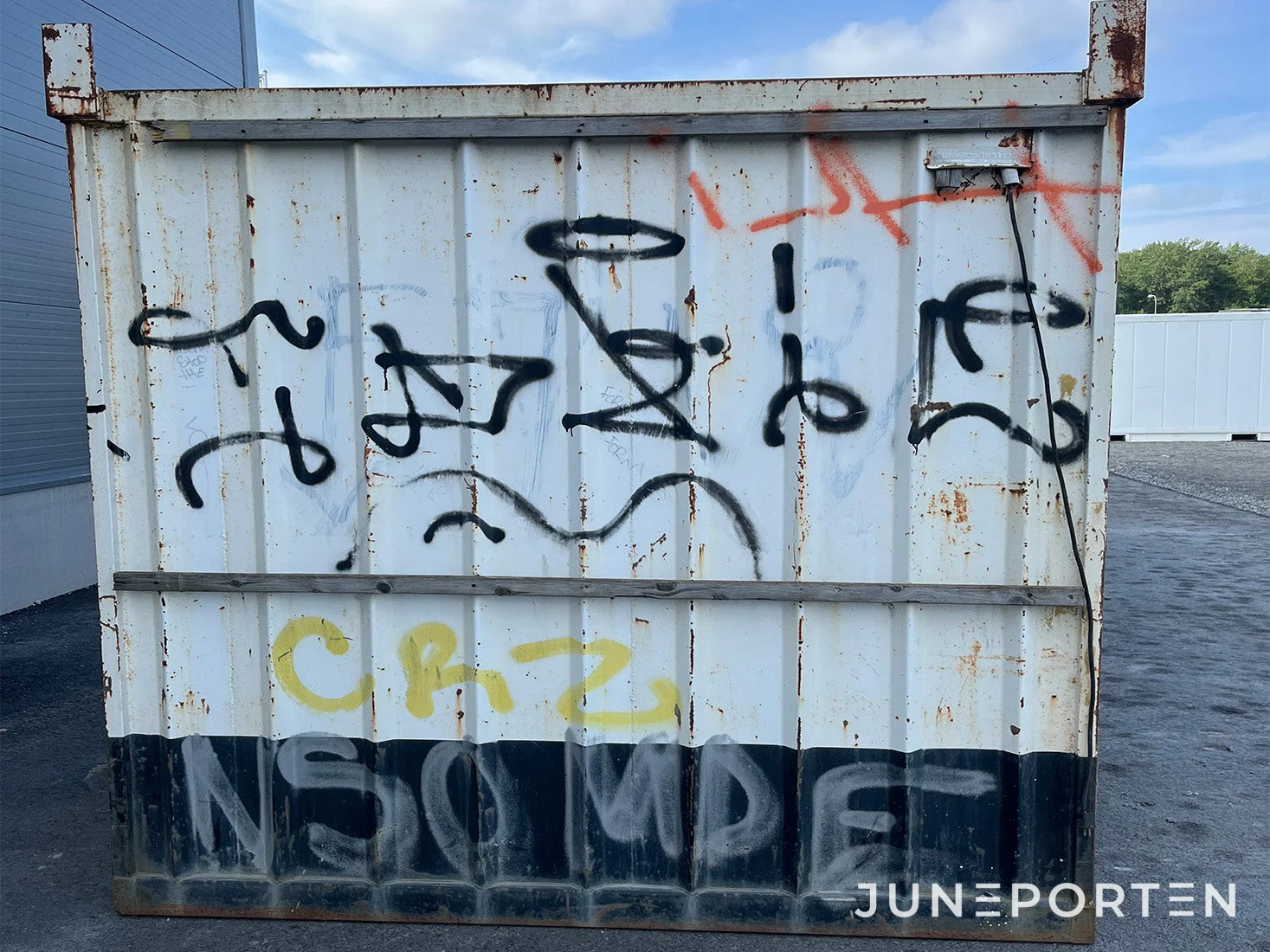 Container 8 fot med isolerat tak och väggar