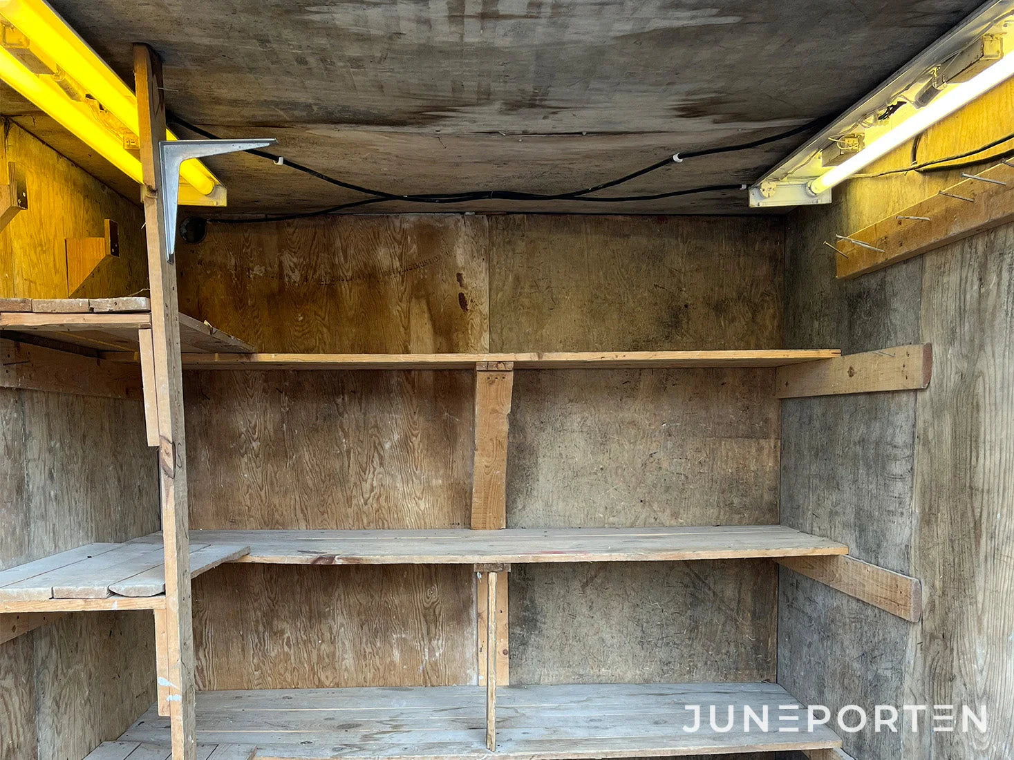Container 8 fot med isolerat tak och väggar