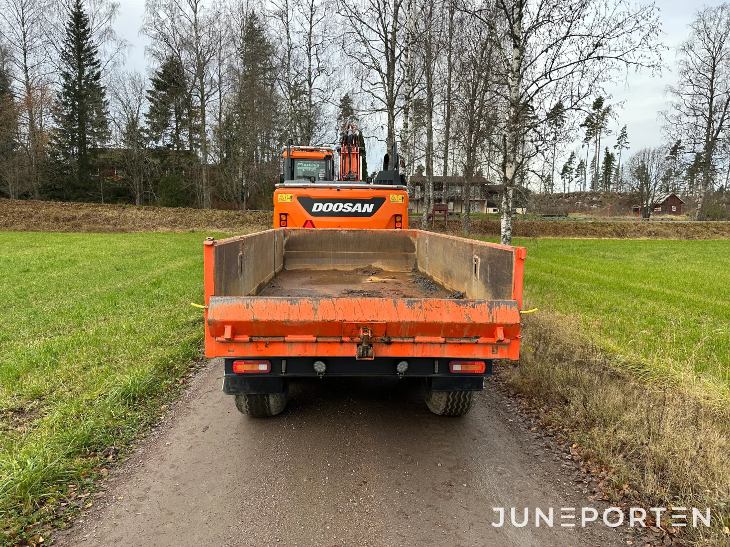 Hjulgrävare Doosan DX140W med dumpervagn