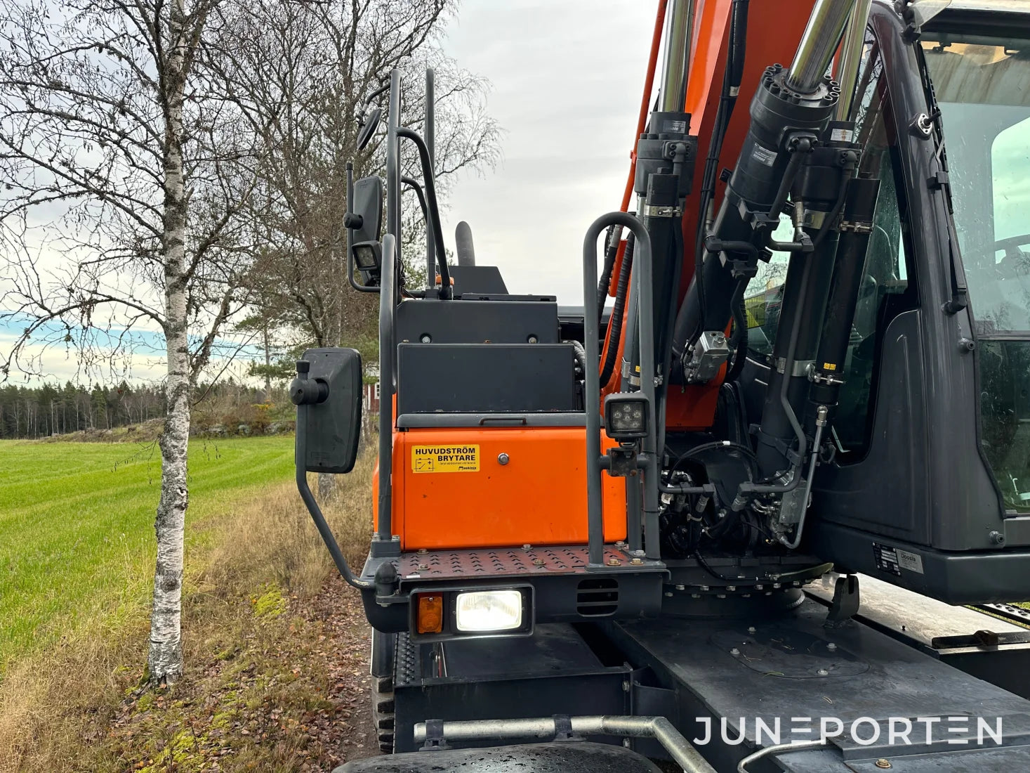 Hjulgrävare Doosan DX140W med dumpervagn