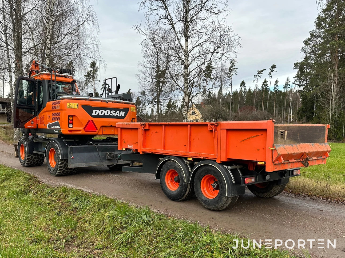 Hjulgrävare Doosan DX140W med dumpervagn