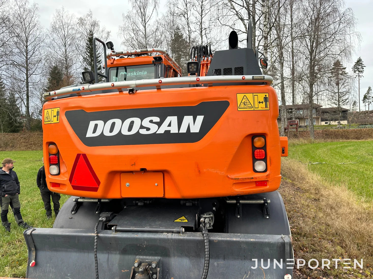 Hjulgrävare Doosan DX140W med dumpervagn