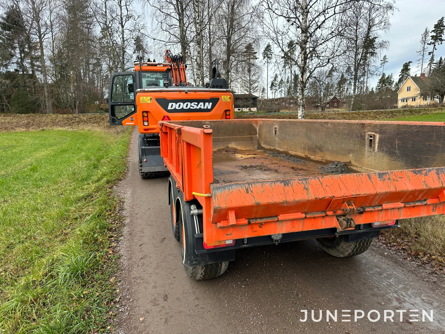 Hjulgrävare Doosan DX140W med dumpervagn