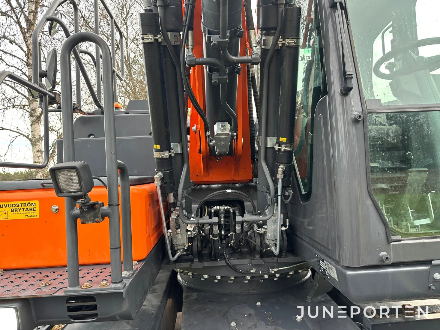 Hjulgrävare Doosan DX140W med dumpervagn