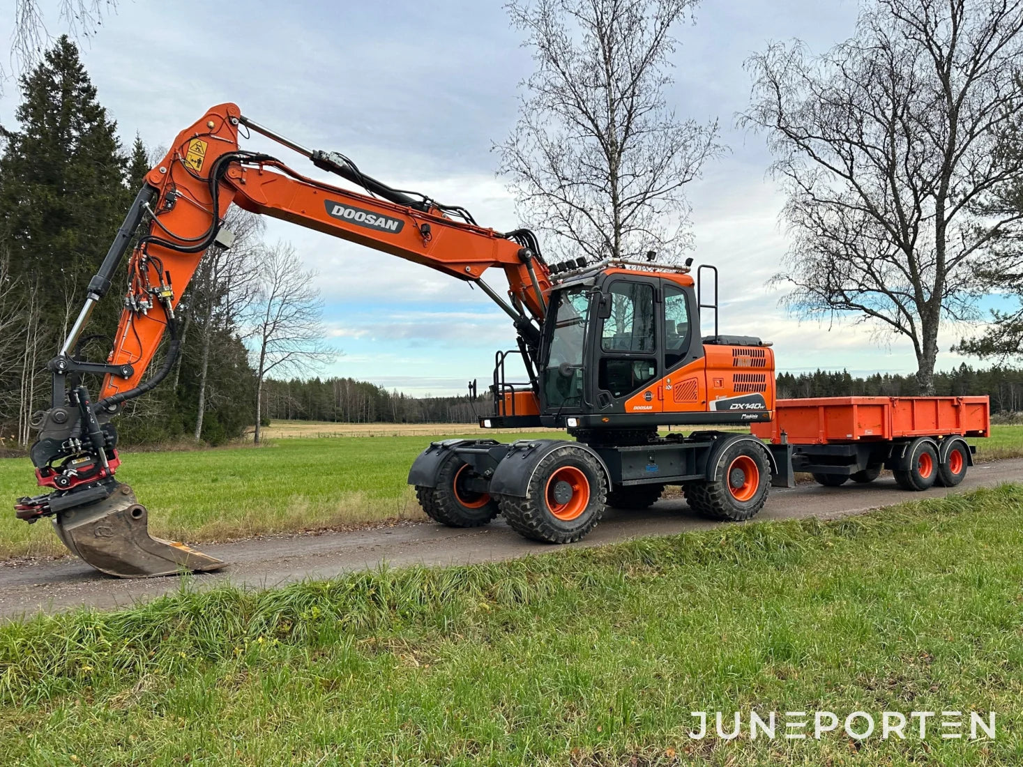 Hjulgrävare Doosan DX140W med dumpervagn