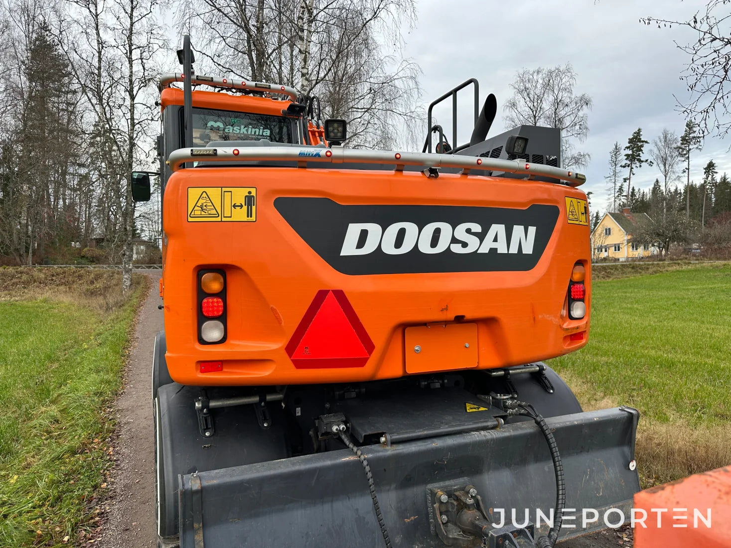 Hjulgrävare Doosan DX140W med dumpervagn