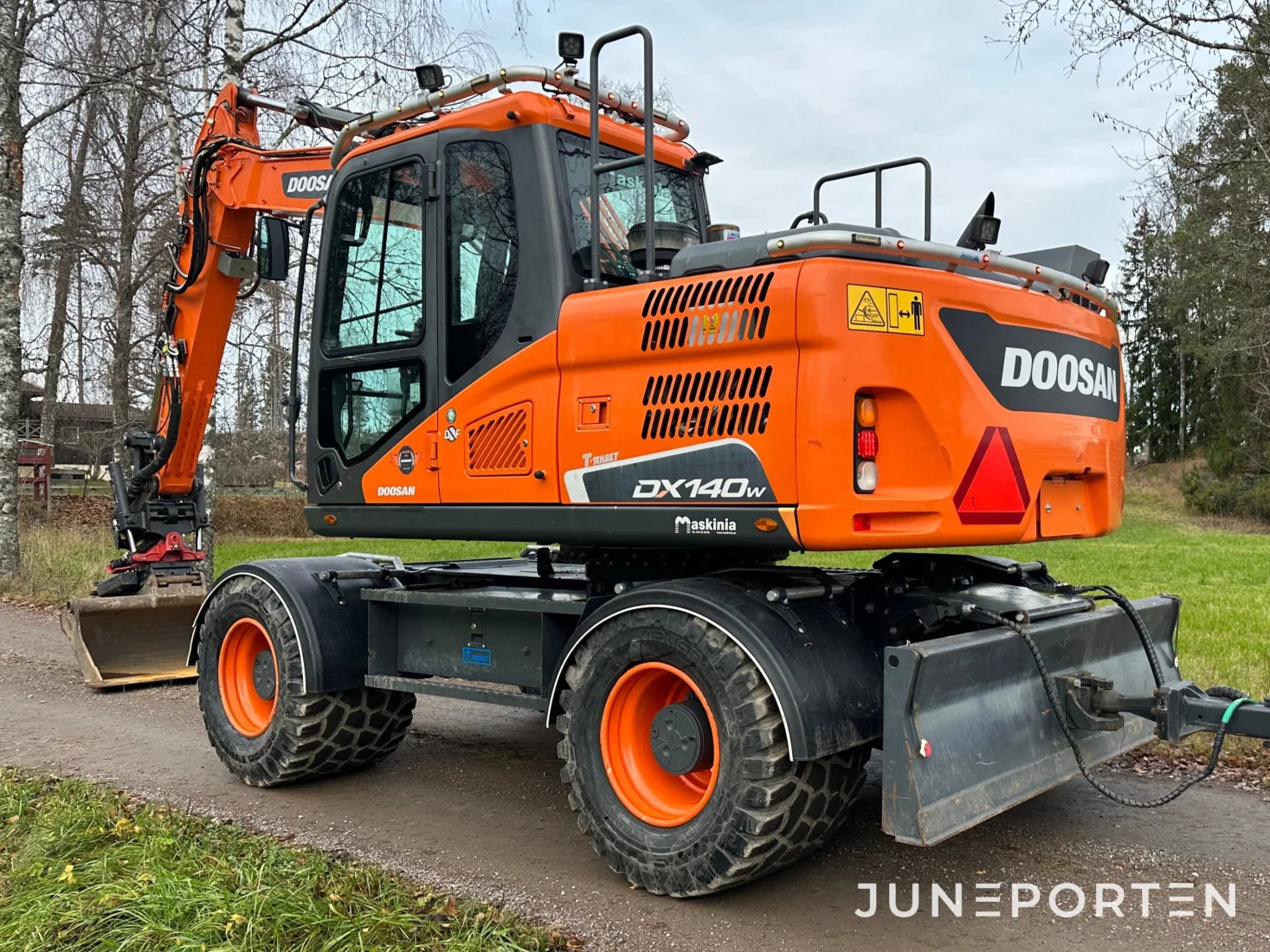 Hjulgrävare Doosan DX140W med dumpervagn