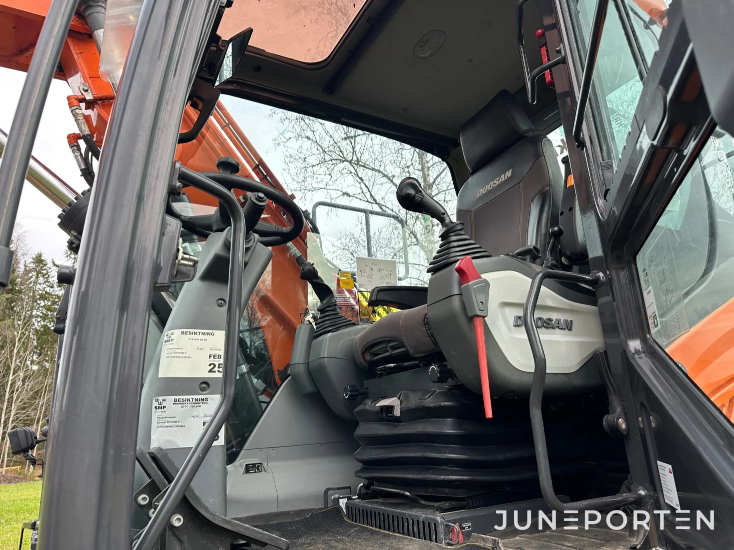 Hjulgrävare Doosan DX140W med dumpervagn