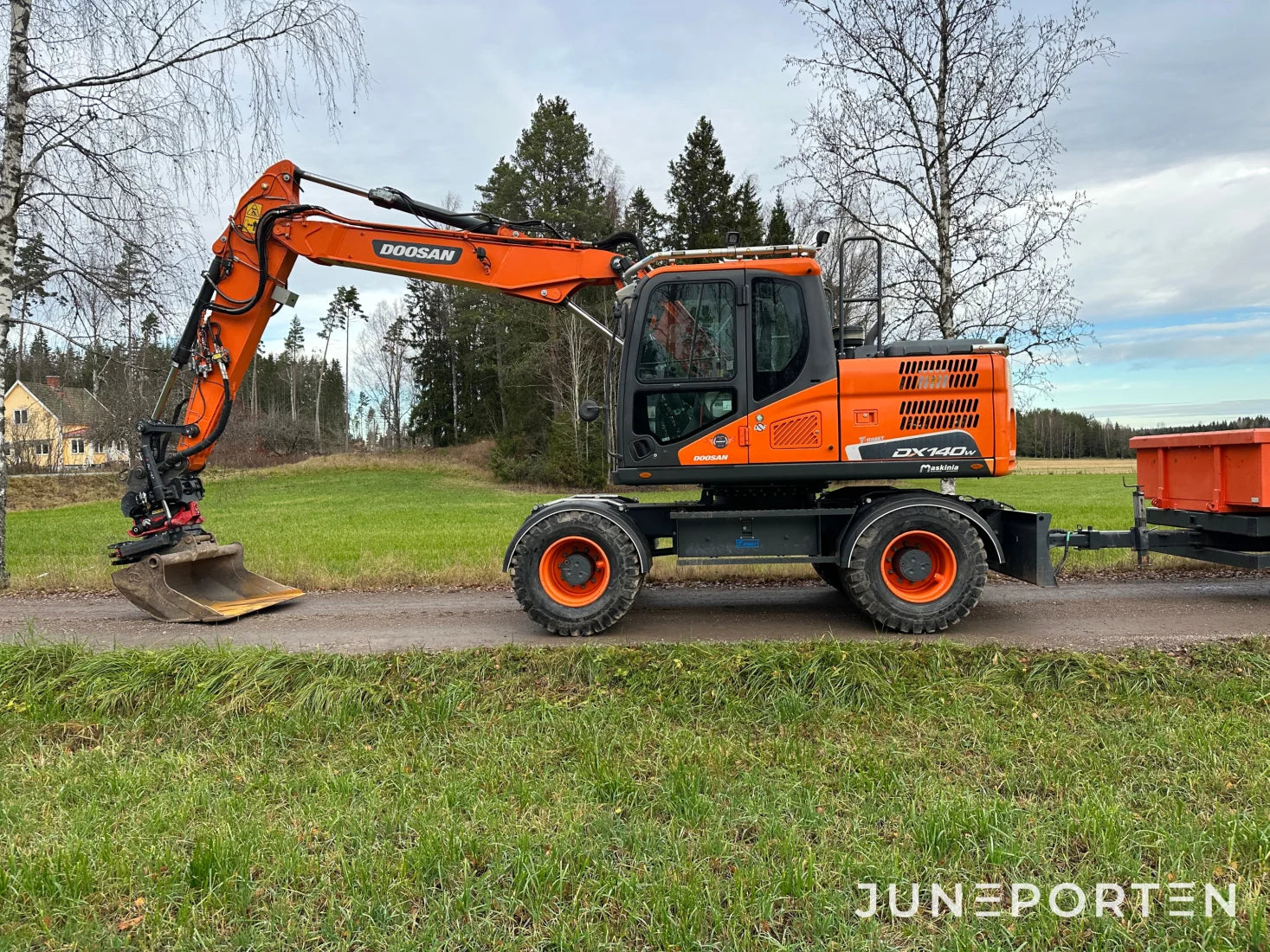 Hjulgrävare Doosan DX140W med dumpervagn