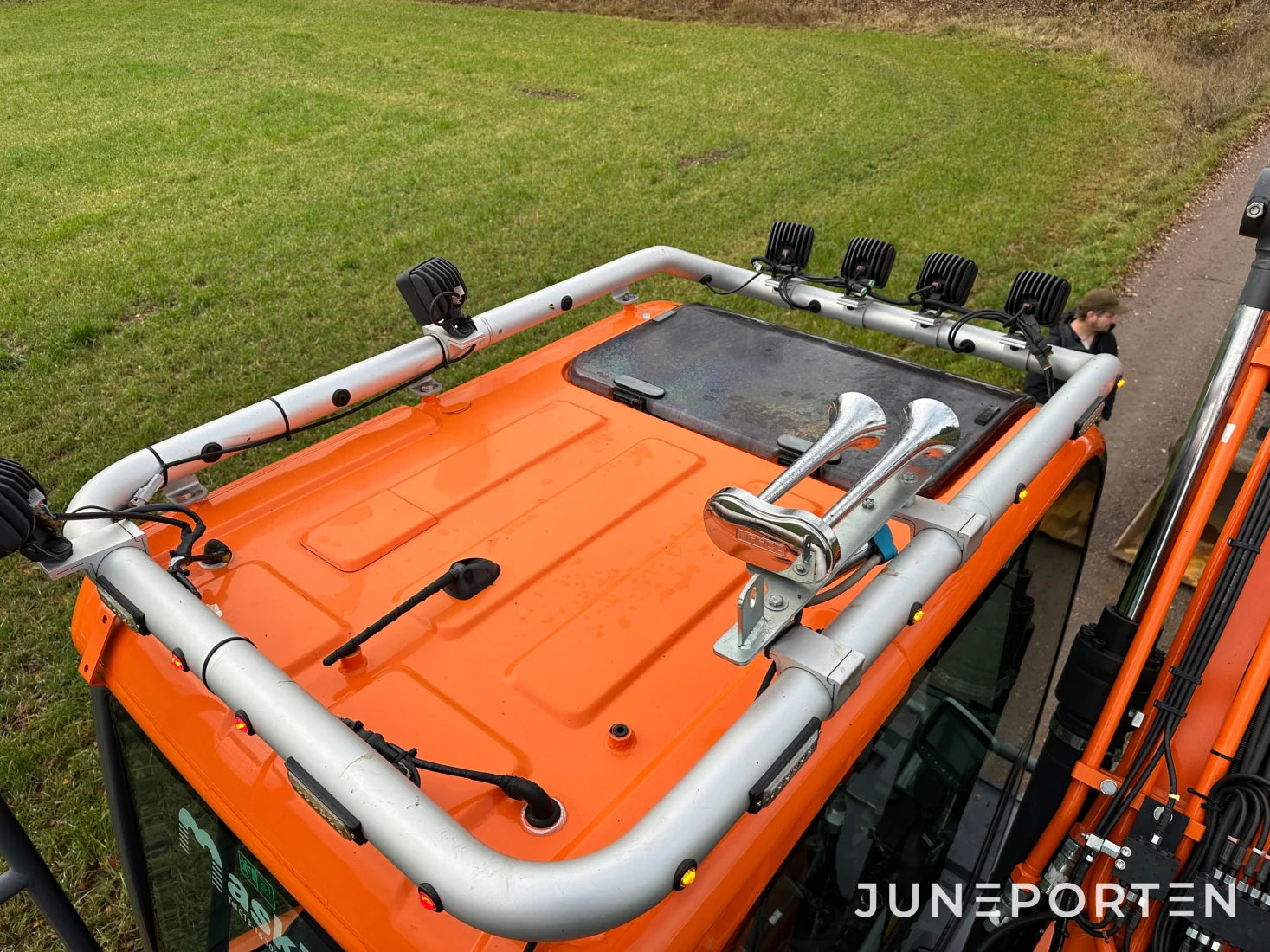 Hjulgrävare Doosan DX140W med dumpervagn