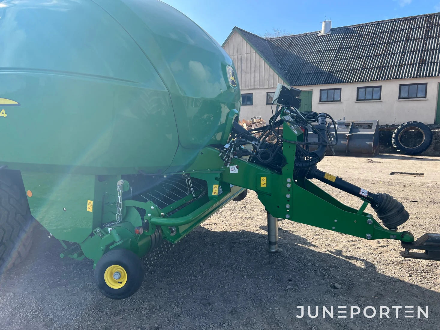 Fyrkantspress John Deere L1524H med vagn