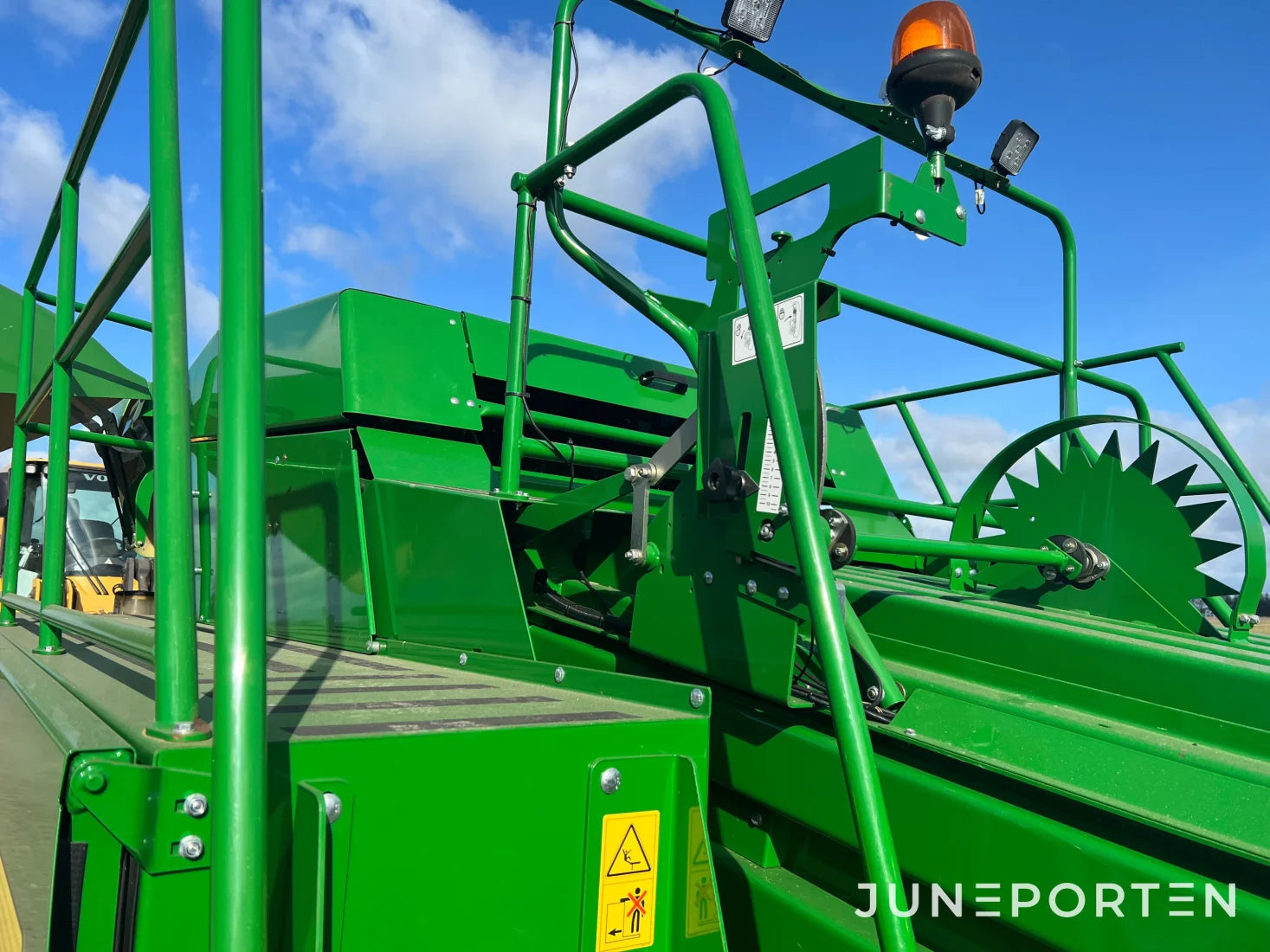 Fyrkantspress John Deere L1524H med vagn