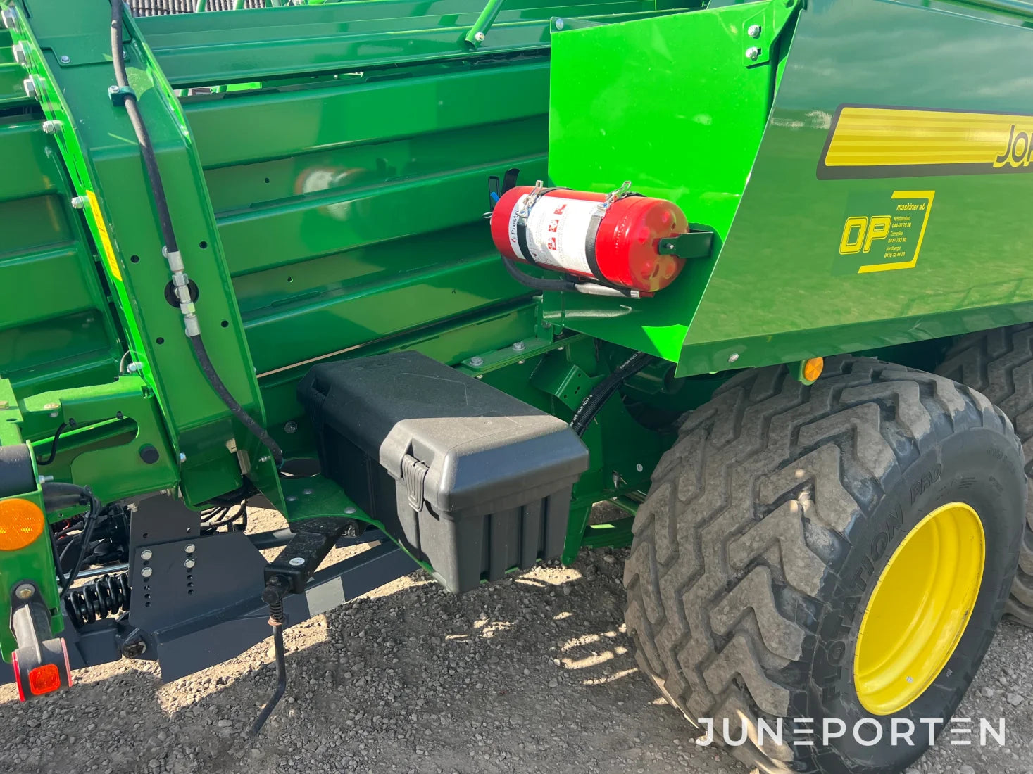 Fyrkantspress John Deere L1524H med vagn