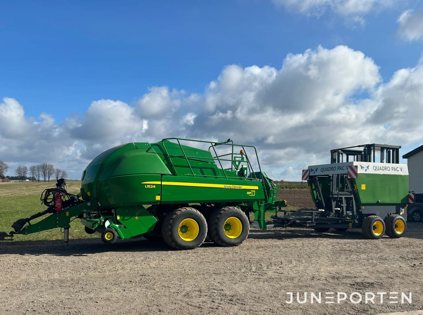 Fyrkantspress John Deere L1524H med vagn