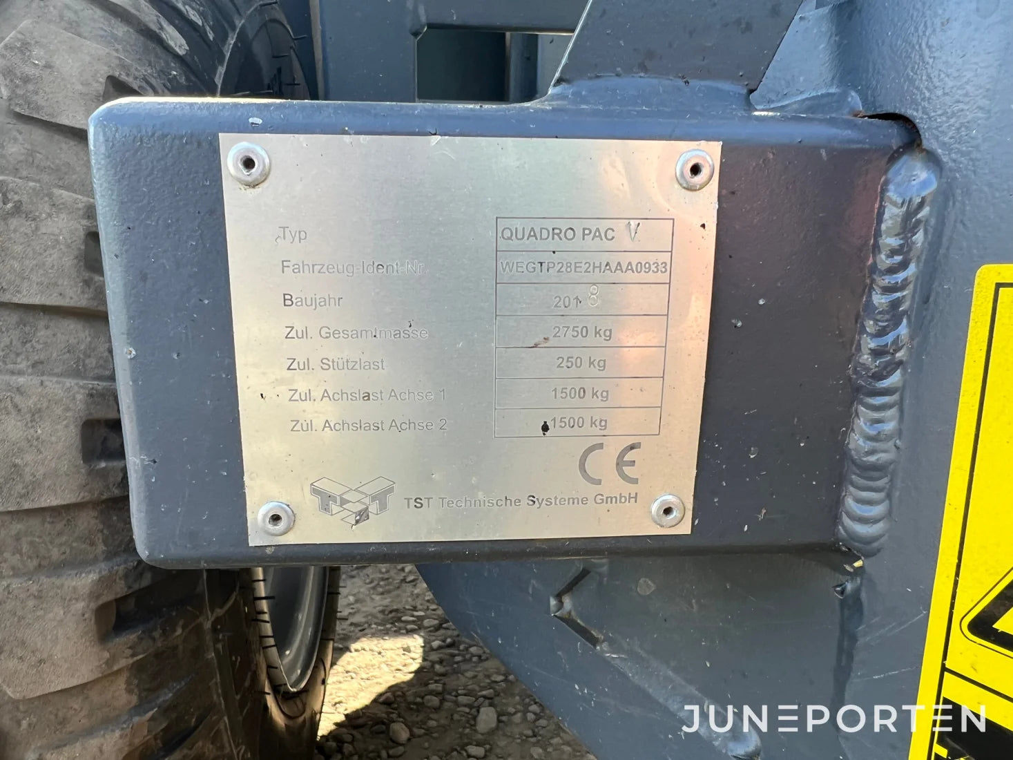 Fyrkantspress John Deere L1524H med vagn