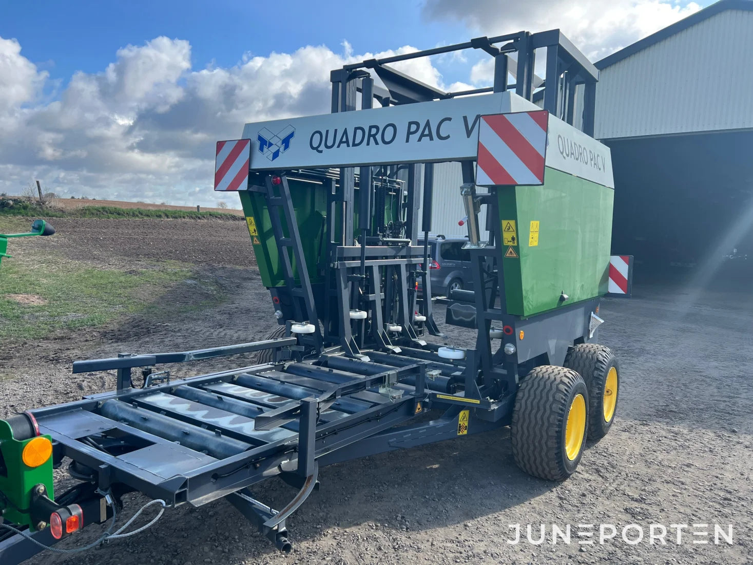 Fyrkantspress John Deere L1524H med vagn