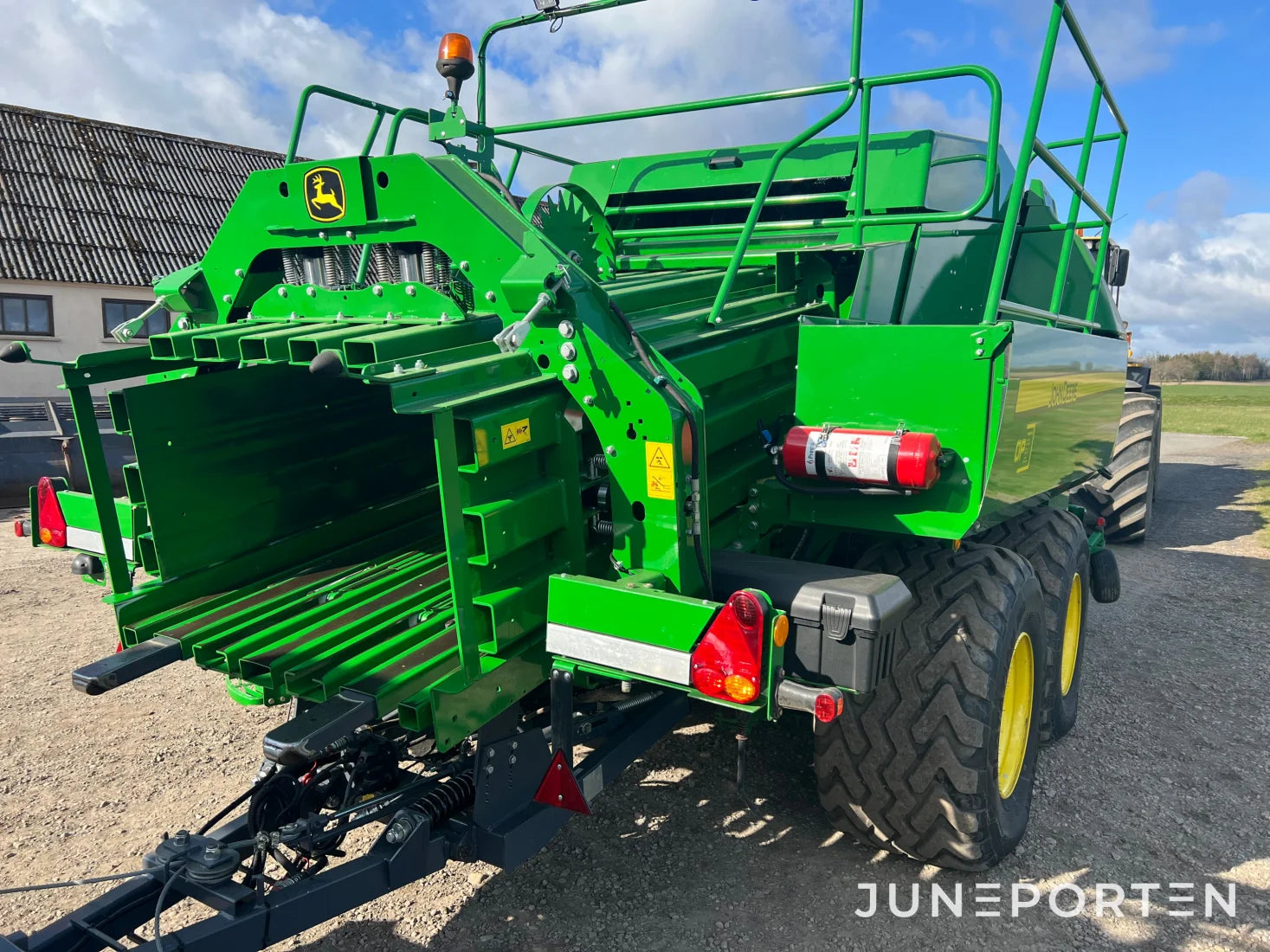 Fyrkantspress John Deere L1524H med vagn