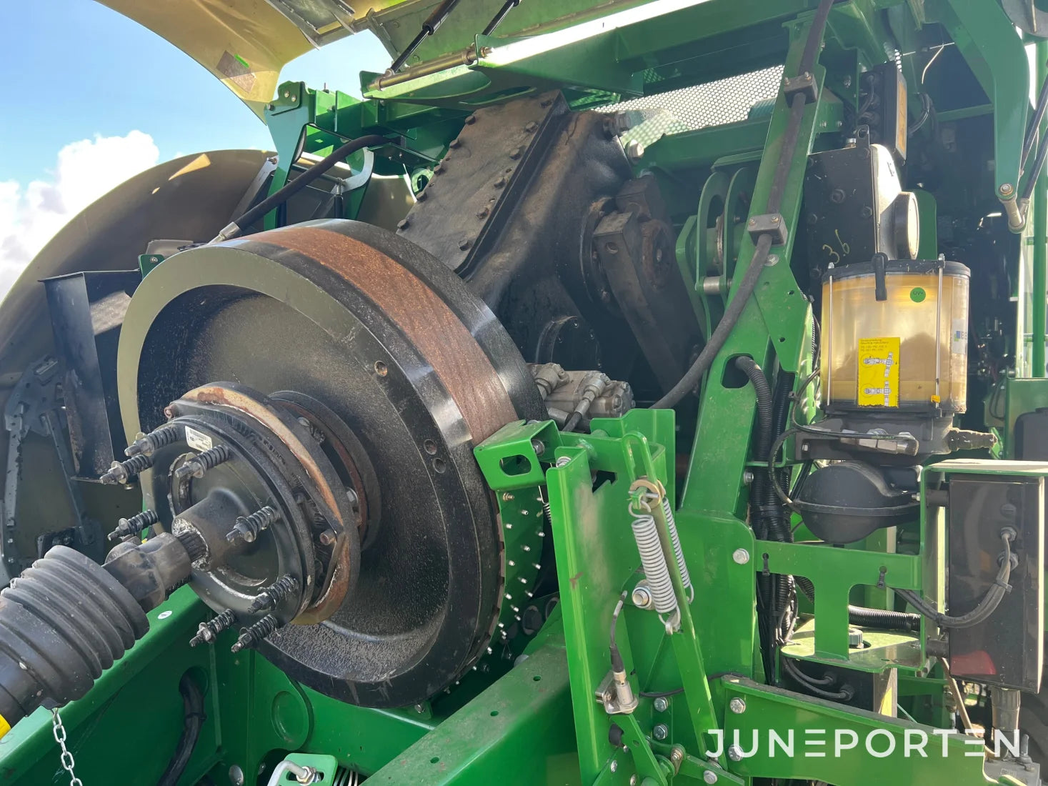 Fyrkantspress John Deere L1524H med vagn