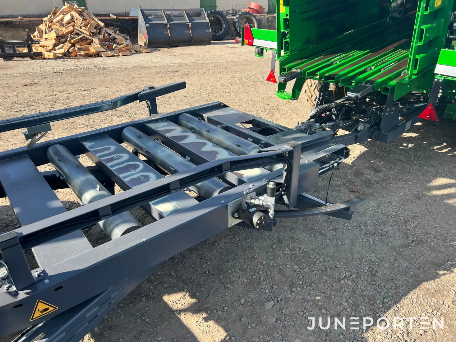 Fyrkantspress John Deere L1524H med vagn