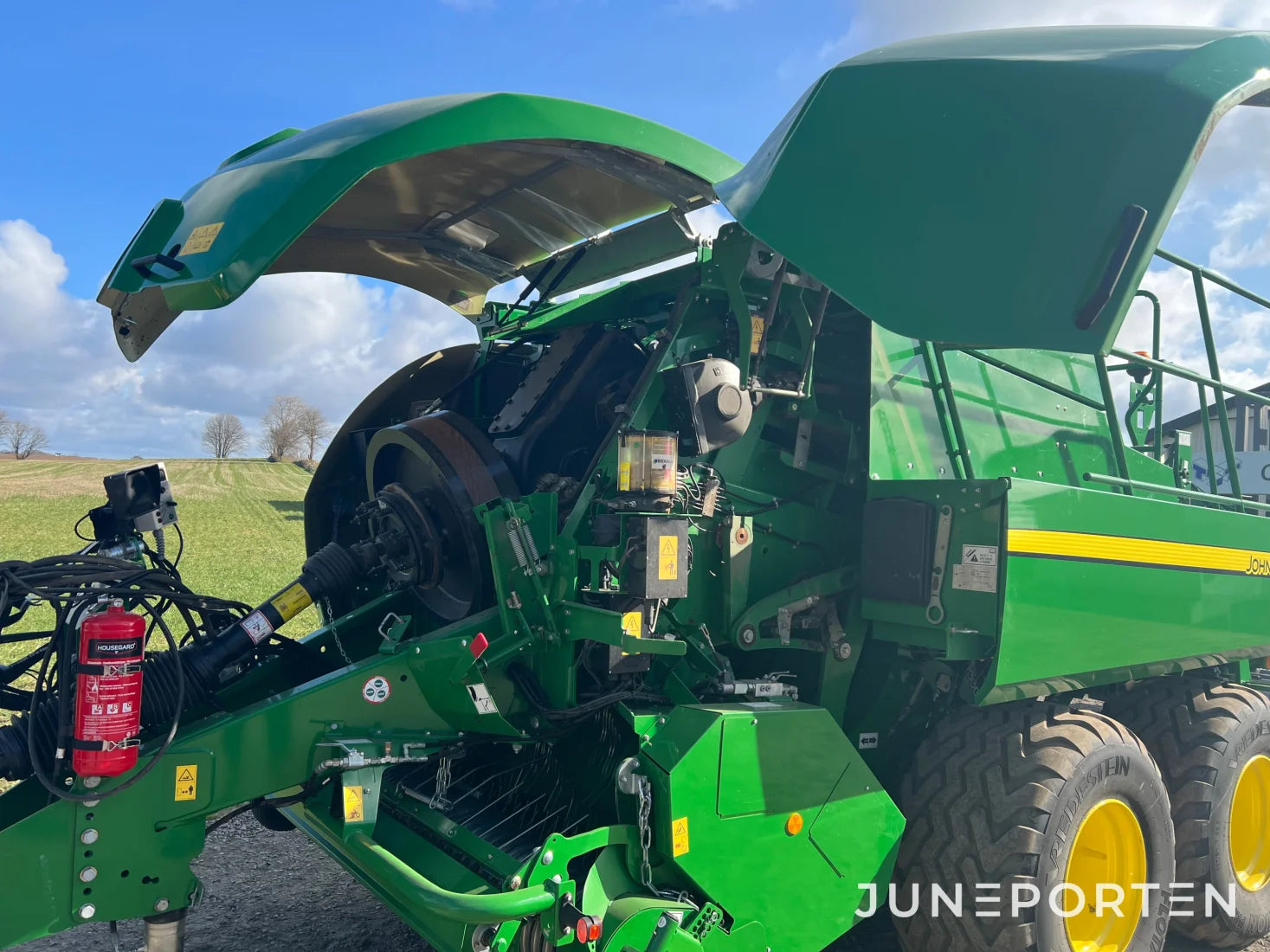 Fyrkantspress John Deere L1524H med vagn