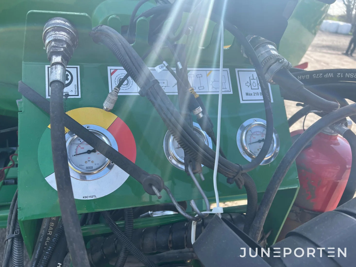 Fyrkantspress John Deere L1524H med vagn