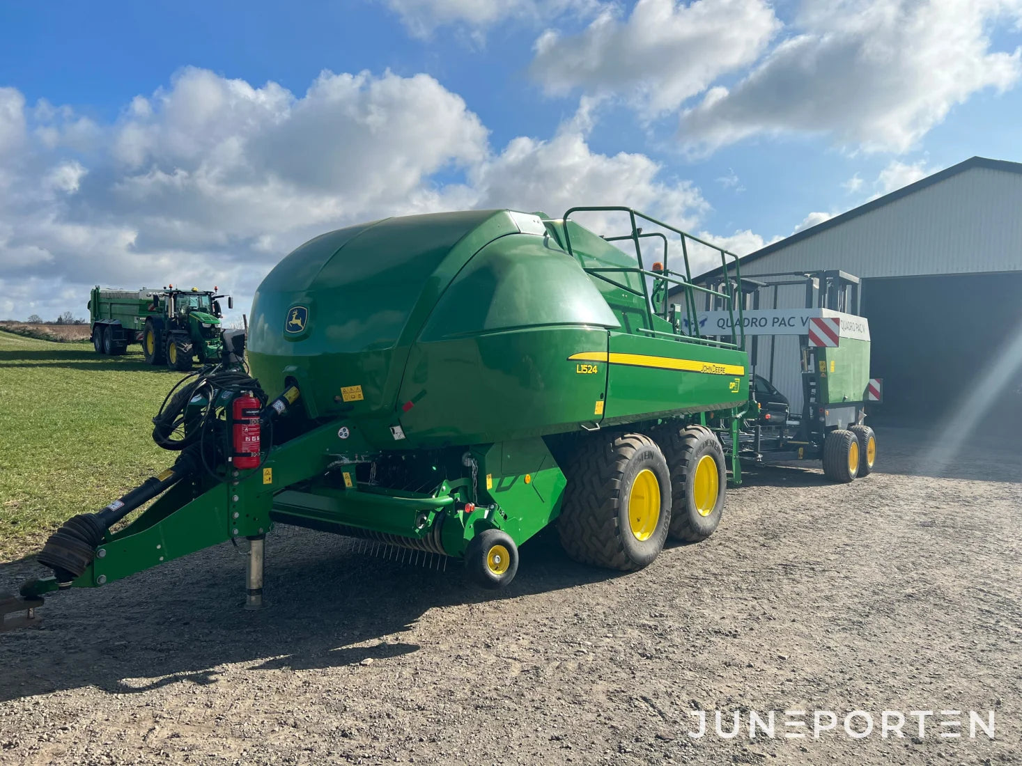 Fyrkantspress John Deere L1524H med vagn