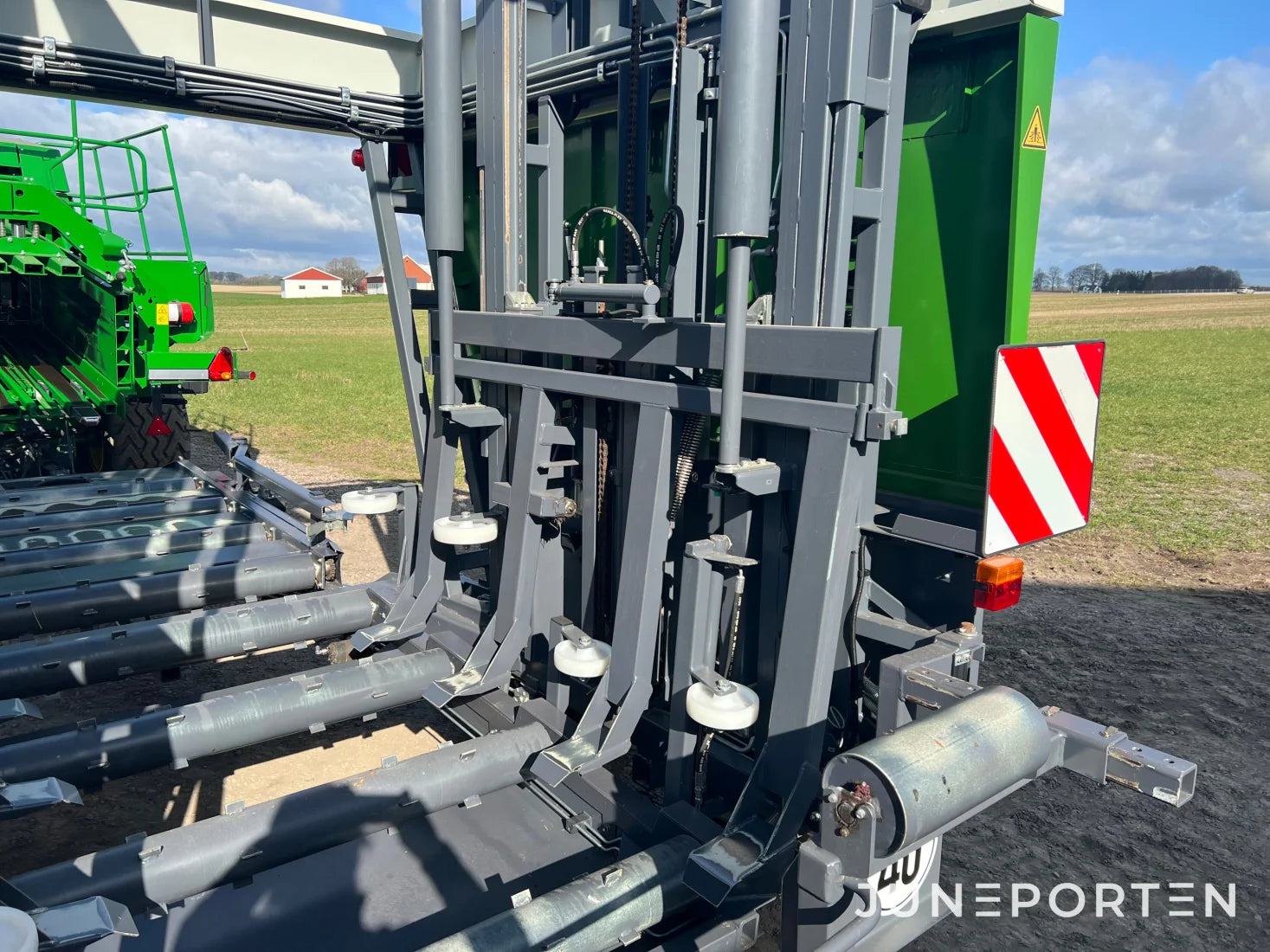 Fyrkantspress John Deere L1524H med vagn