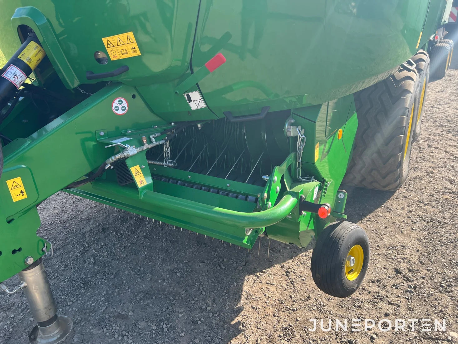 Fyrkantspress John Deere L1524H med vagn