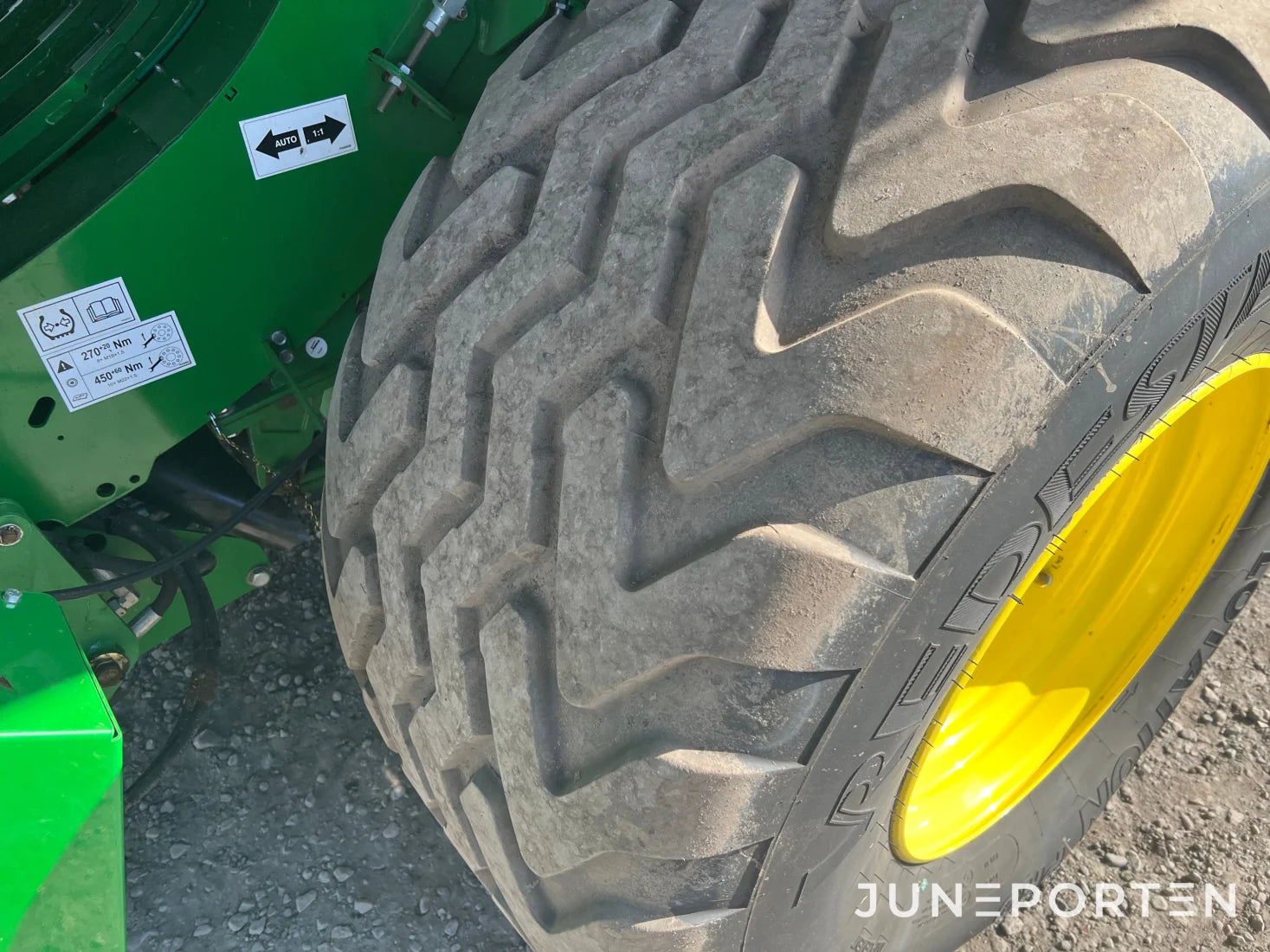 Fyrkantspress John Deere L1524H med vagn