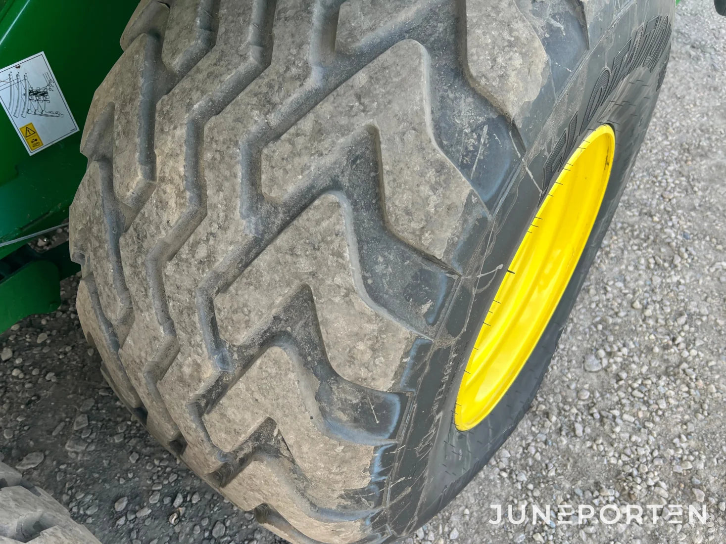 Fyrkantspress John Deere L1524H med vagn