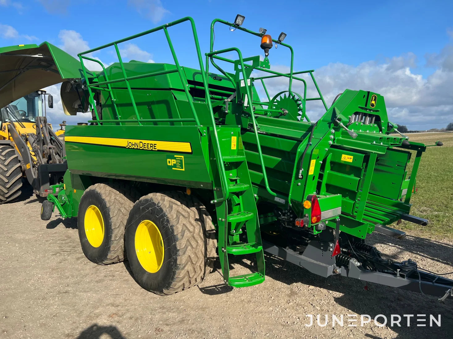 Fyrkantspress John Deere L1524H med vagn