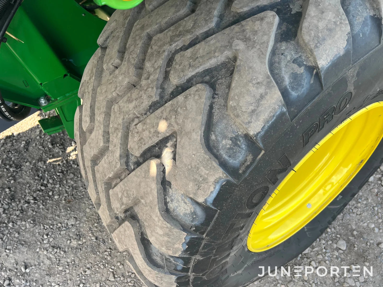 Fyrkantspress John Deere L1524H med vagn