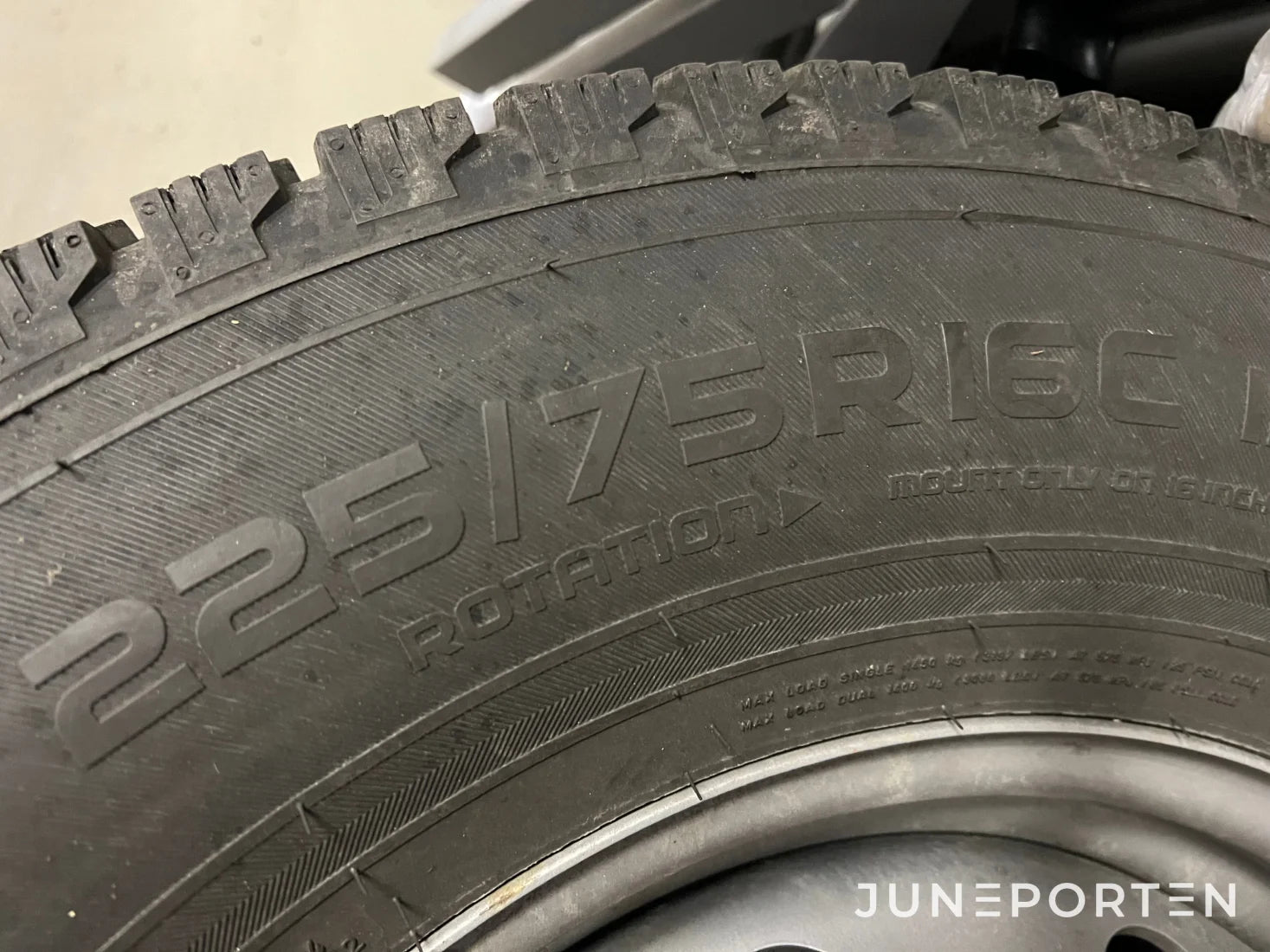 Vinterhjul Hakkapeliitta 225 / 75 - R16C med fälg