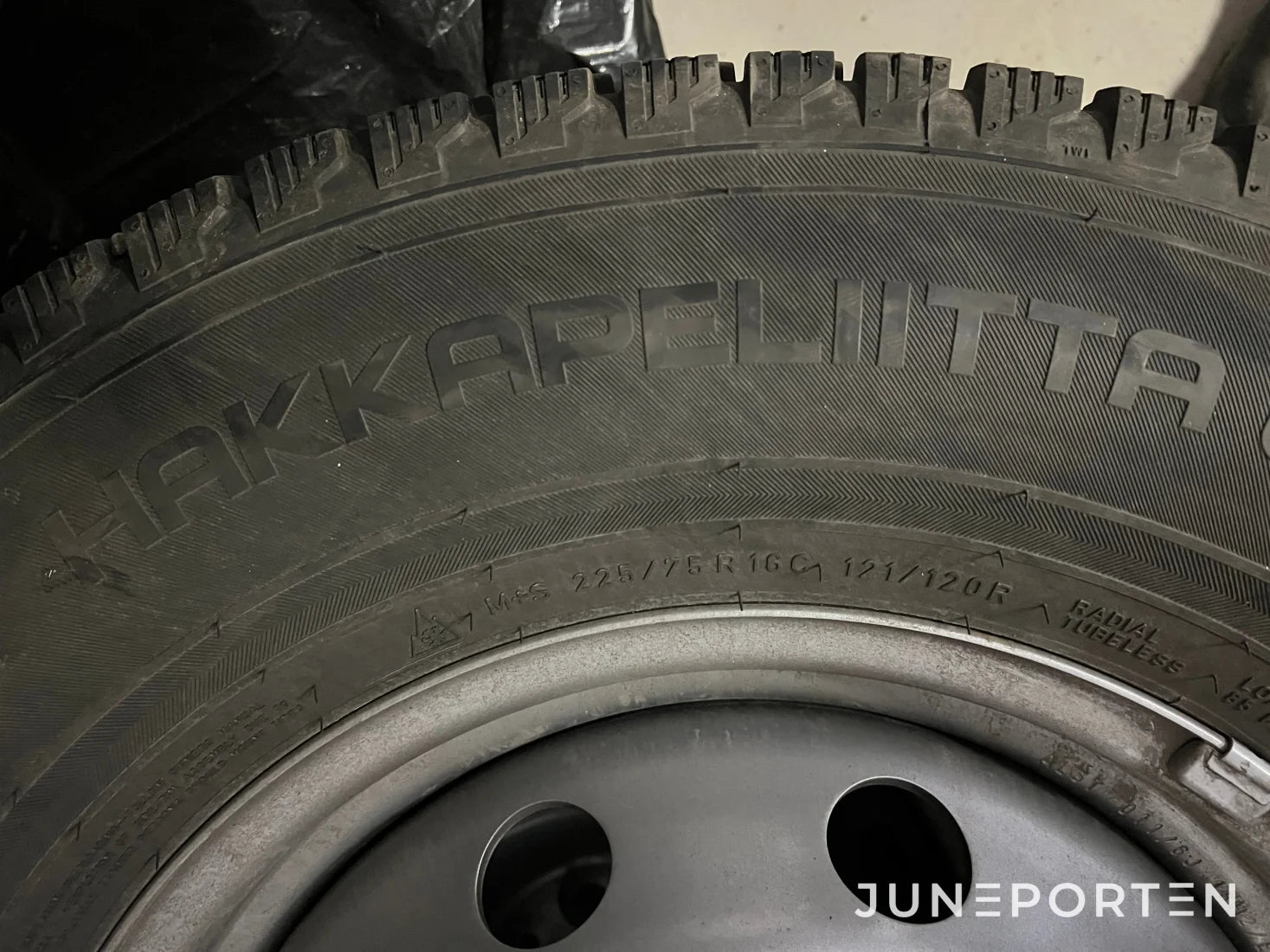 Vinterhjul Hakkapeliitta 225 / 75 - R16C med fälg