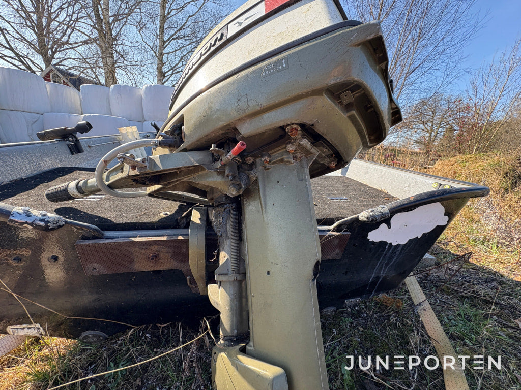Båt med 25hk Johnson