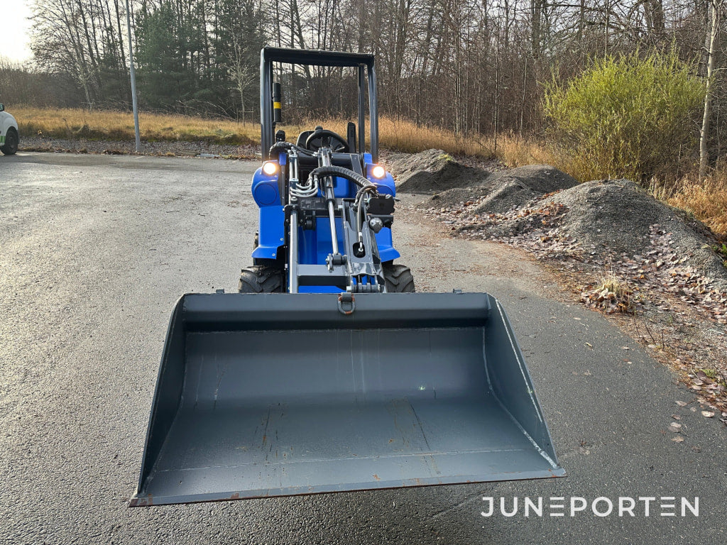 Kompaktlastare MultiOne 5.3 K med planeringskopa