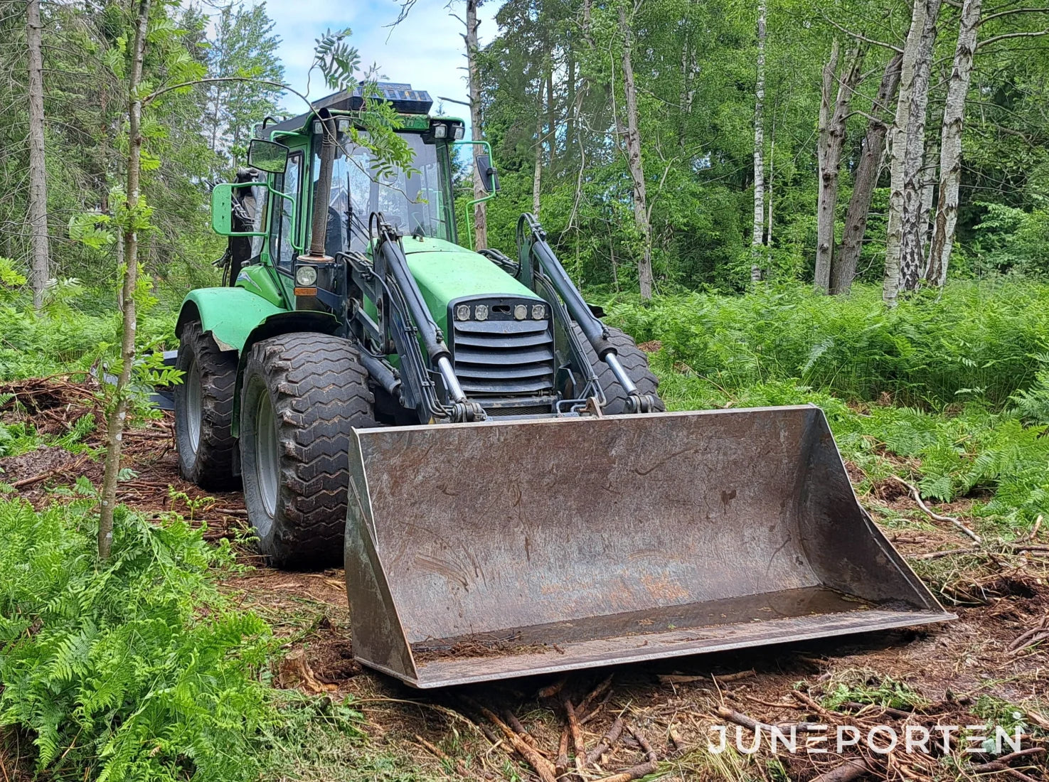 Traktorgrävare Lännen 860C med redskap