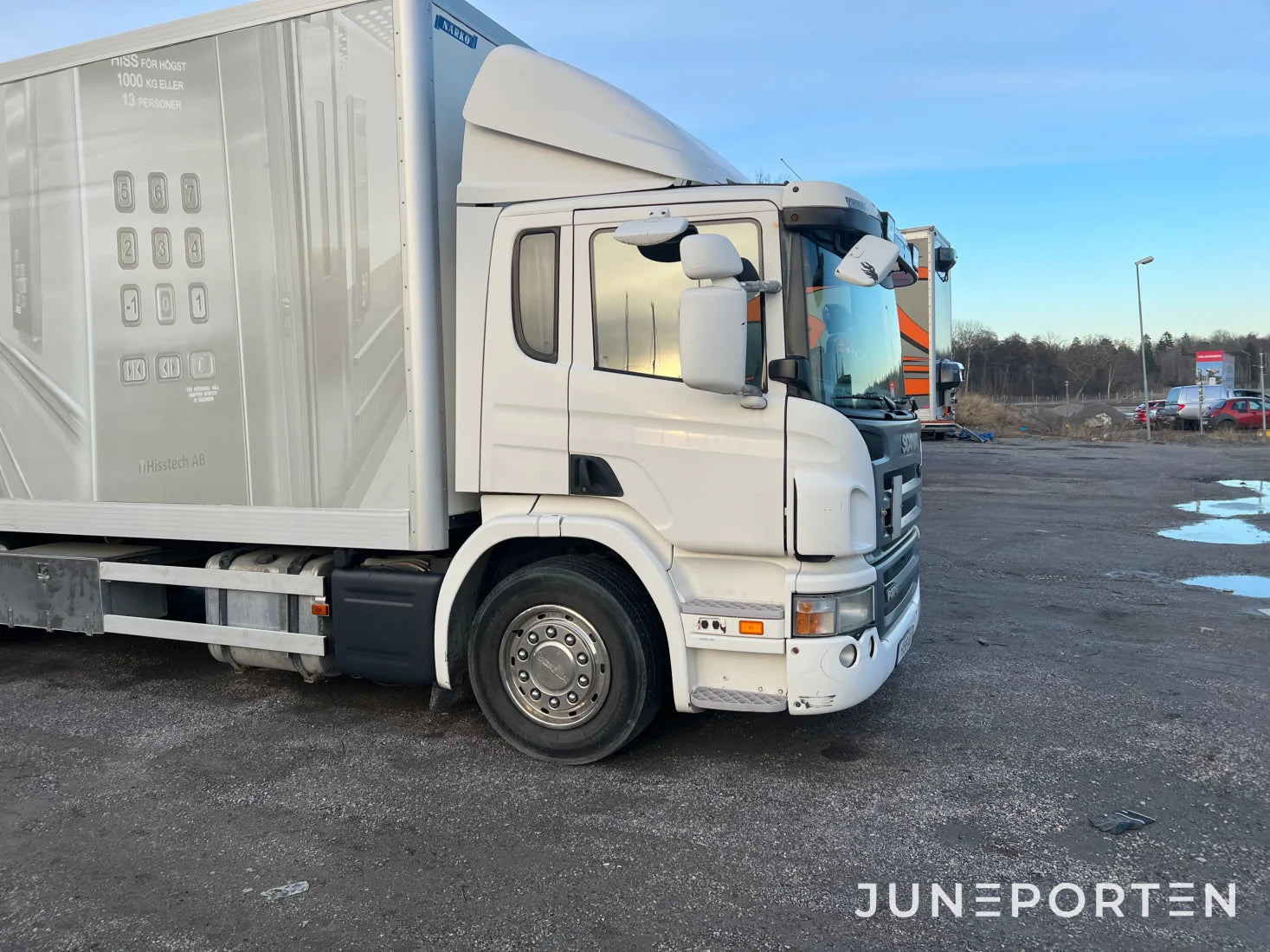 Skåplastbil Scania P270 med bakgavellyft