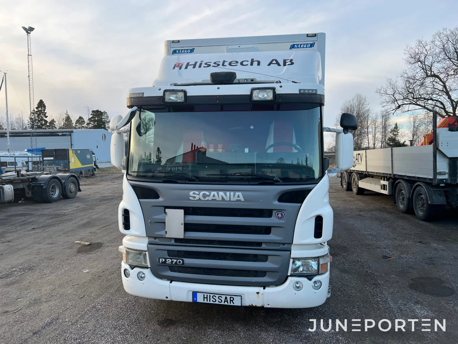 Skåplastbil Scania P270 med bakgavellyft