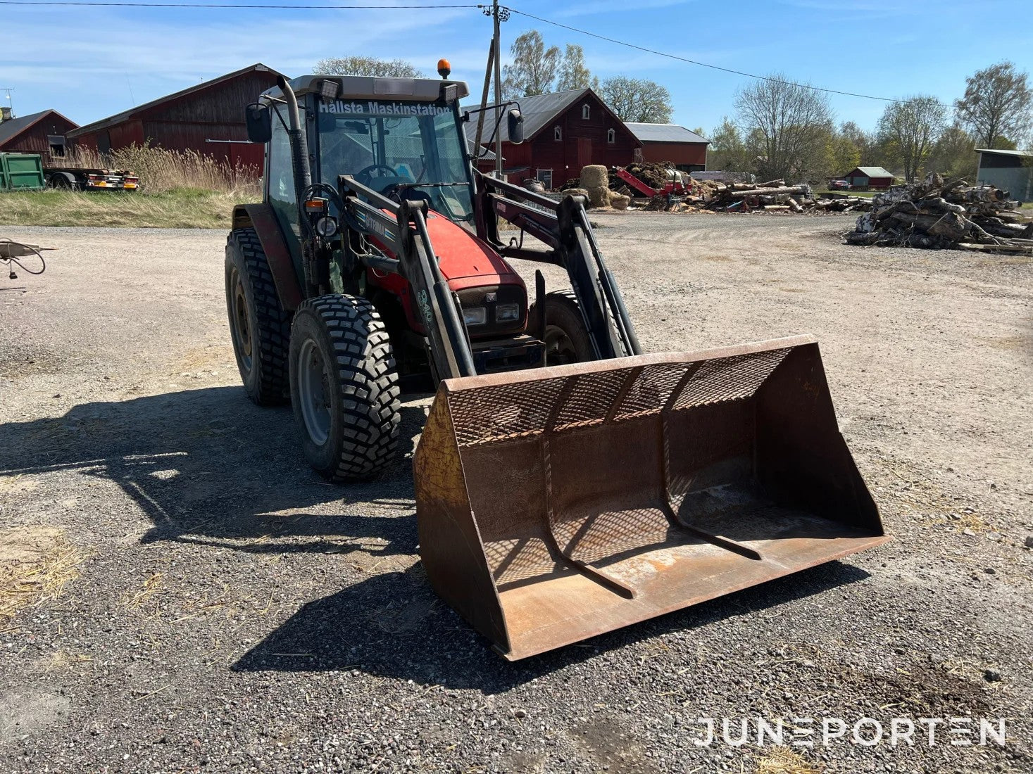 Massey Ferguson 4345 med lastare och skopa