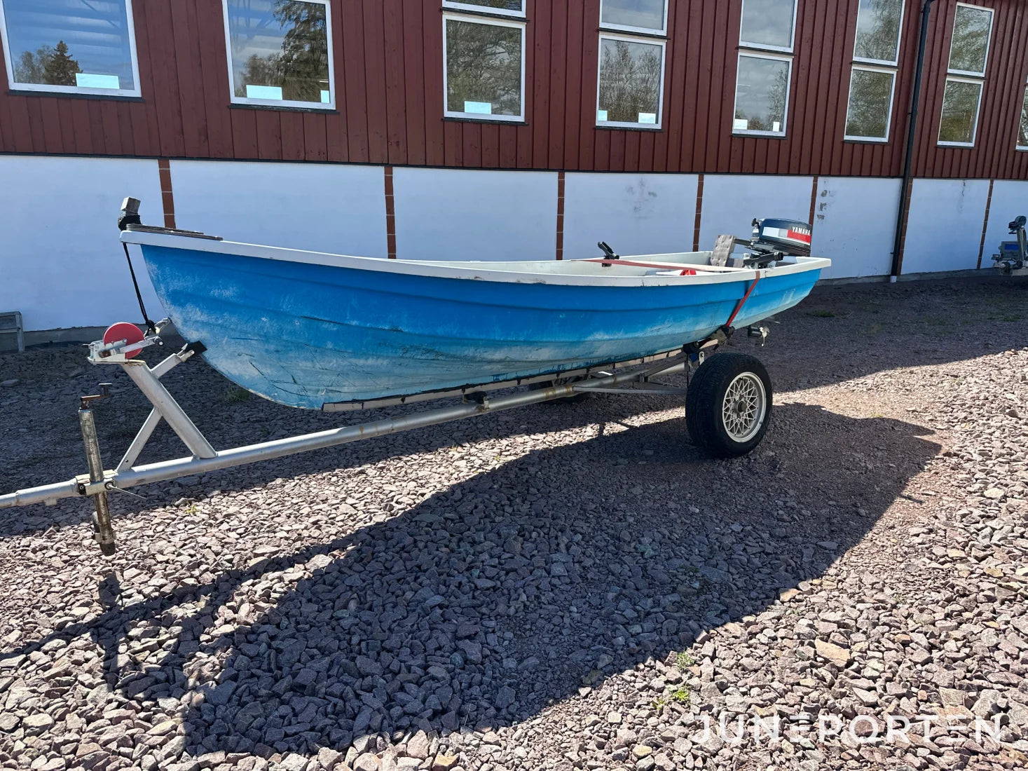 Motorbåt med trailer