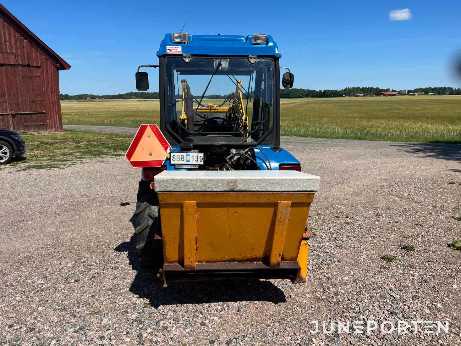 Traktor MTZ 320A med lastare & tillbehör