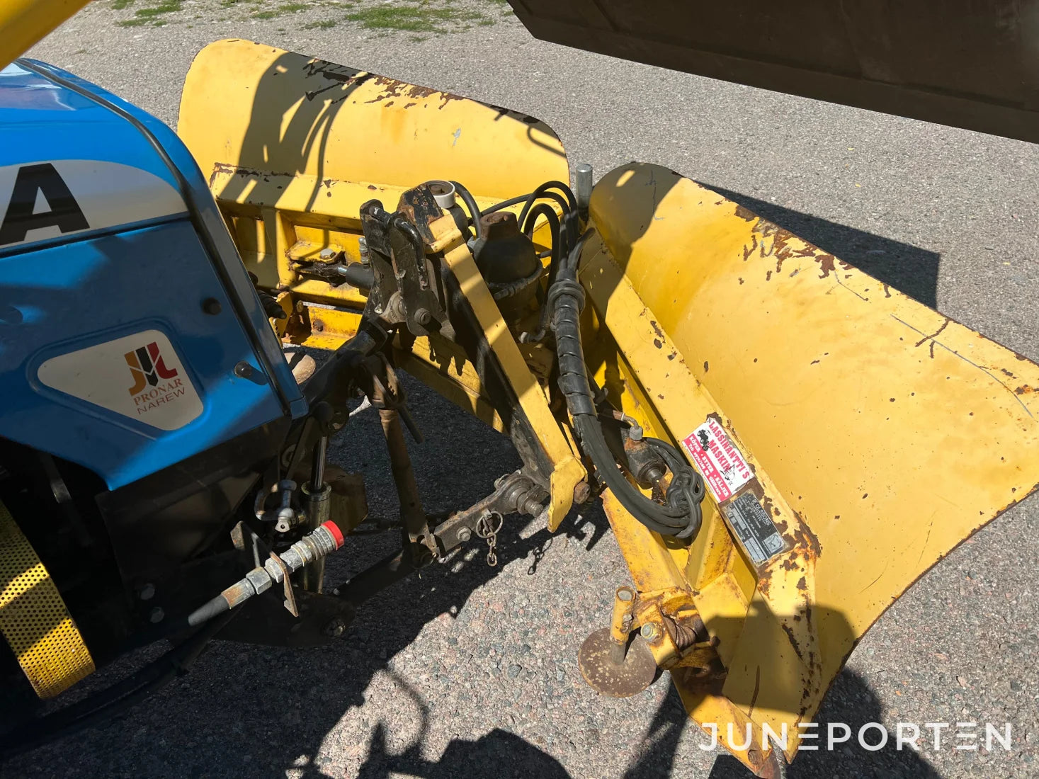 Traktor MTZ 320A med lastare & tillbehör