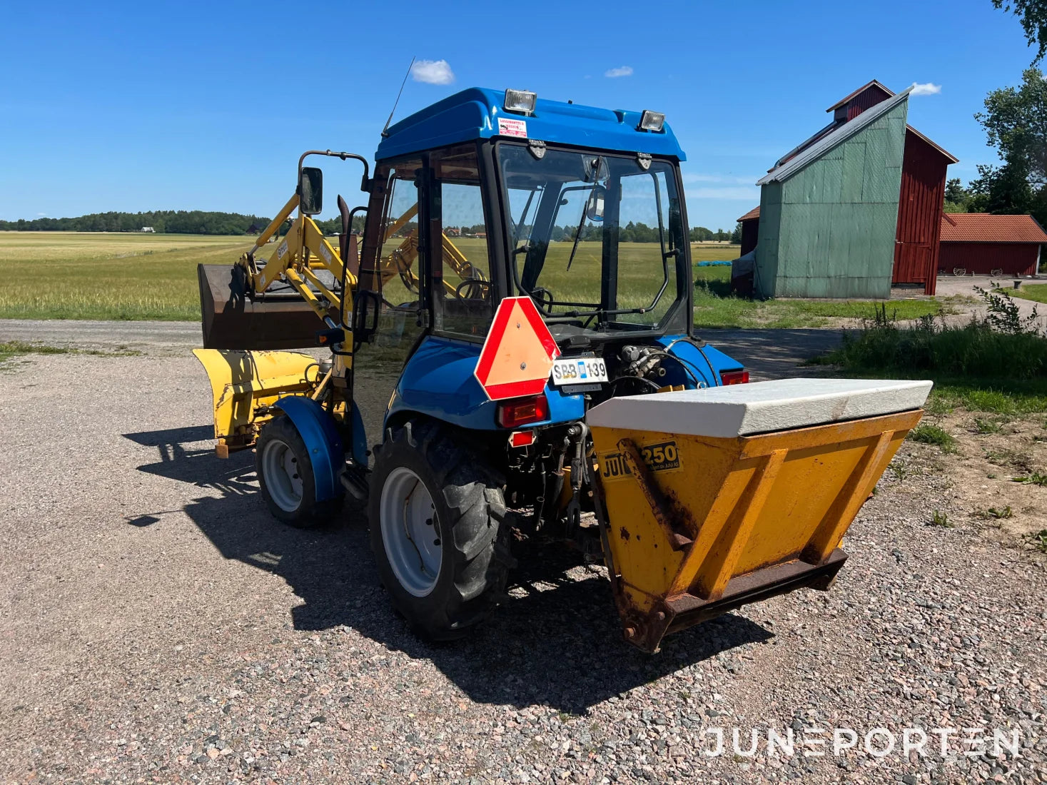 Traktor MTZ 320A med lastare & tillbehör