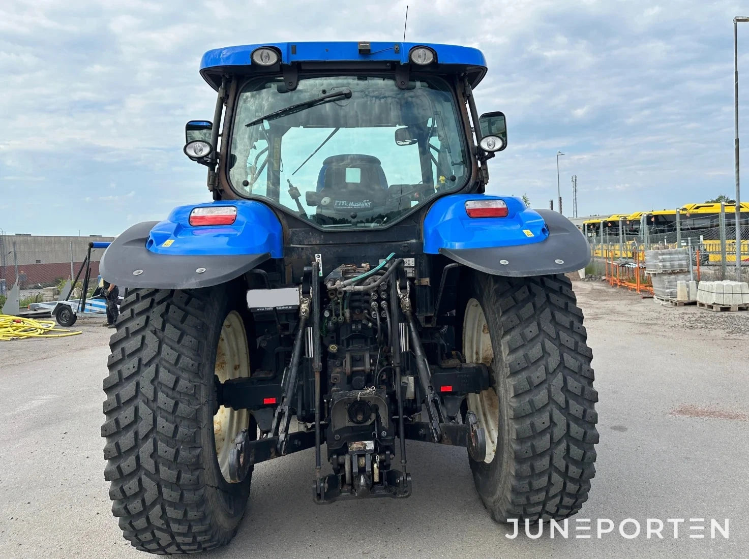 New Holland T 6020 med lastare & frontlyft